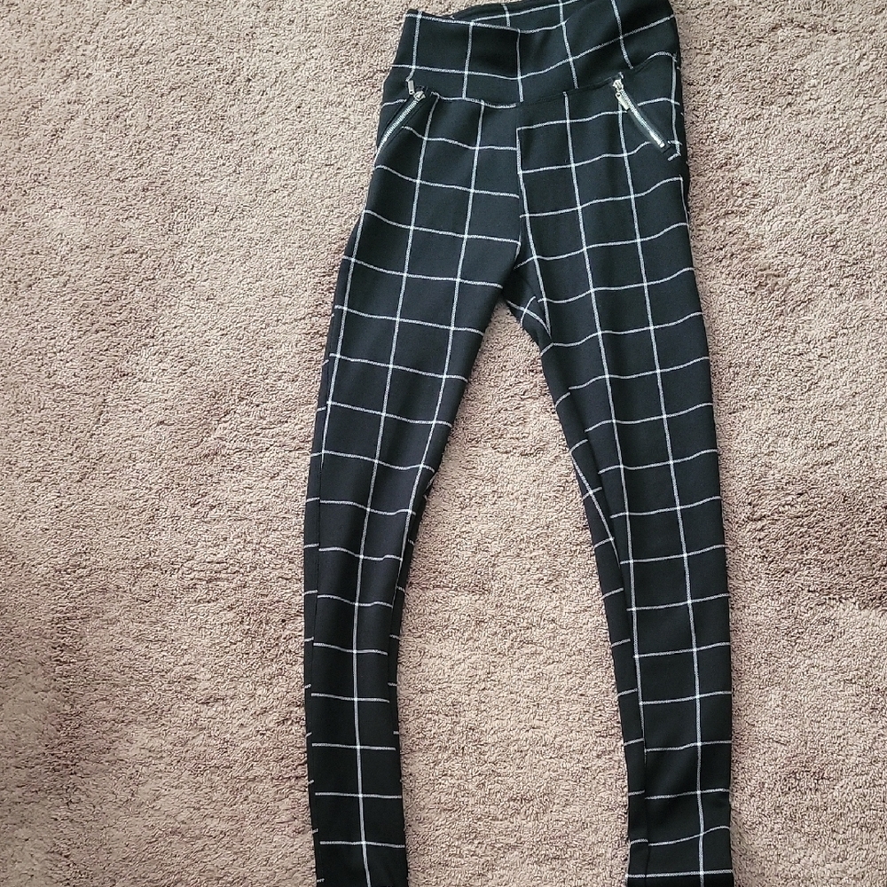 Black and White Grid Pattern Leggings